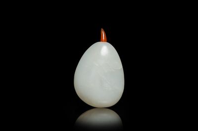 Een Chinese snuiffles in witte jade, Qing