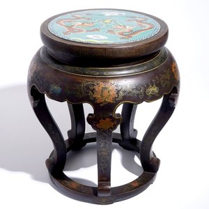 Een Chinese sokkel in gelakt hout met een cloisonné plaquette, 20e eeuw — foto 1
