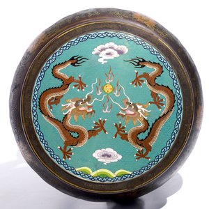 Een Chinese sokkel in gelakt hout met een cloisonné plaquette, 20e eeuw — foto 7