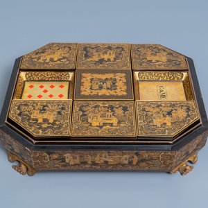 Een Chinese spellendoos in deels verguld lakwerk met parelmoeren accessoires, Canton, 19e eeuw — foto 3