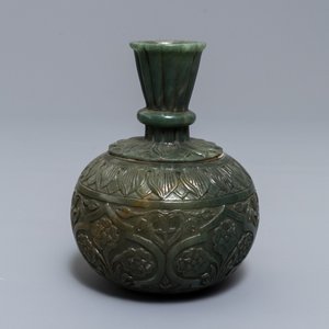 Een Chinese spinaziegroene jade hookah basis in Mogoolse stijl, 19/20e eeuw — foto 3