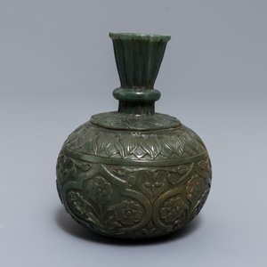 Een Chinese spinaziegroene jade hookah basis in Mogoolse stijl, 19/20e eeuw — foto 4