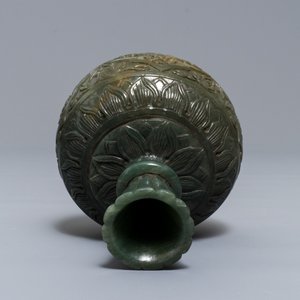 Een Chinese spinaziegroene jade hookah basis in Mogoolse stijl, 19/20e eeuw — foto 6