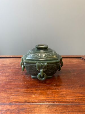 Een Chinese spinaziegroene jade rituele dekselkom voor voedsel, 'Fu 簠', 18/19e eeuw — foto 1