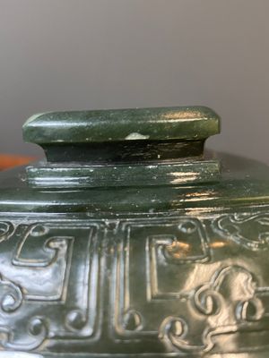 Een Chinese spinaziegroene jade rituele dekselkom voor voedsel, 'Fu 簠', 18/19e eeuw — foto 11