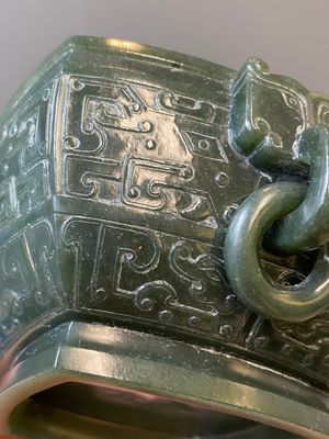 Een Chinese spinaziegroene jade rituele dekselkom voor voedsel, 'Fu 簠', 18/19e eeuw — foto 16