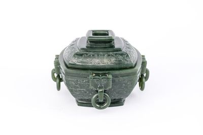 Een Chinese spinaziegroene jade rituele dekselkom voor voedsel, 'Fu 簠', 18/19e eeuw