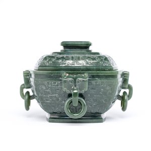 Een Chinese spinaziegroene jade rituele dekselkom voor voedsel, 'Fu 簠', 18/19e eeuw — foto 3
