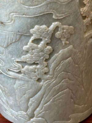 Een Chinese spinaziegroene penselenbeker met reliëfdecor, 18e eeuw — foto 8