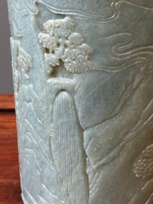 Een Chinese spinaziegroene penselenbeker met reliëfdecor, 18e eeuw — foto 9