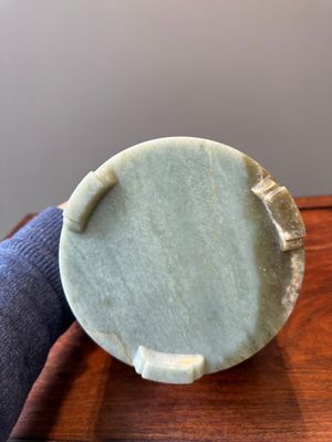 Een Chinese spinaziegroene penselenbeker met reliëfdecor, 18e eeuw — foto 10