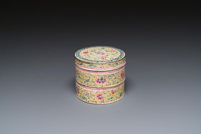 Een Chinese stapeldoos met deksel in Canton email met gele fondkleur, Qianlong