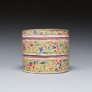 Een Chinese stapeldoos met deksel in Canton email met gele fondkleur, Qianlong — foto 5