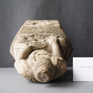 Een Chinese stenen groep met Boeddha op een troon, Wei of later — foto 10