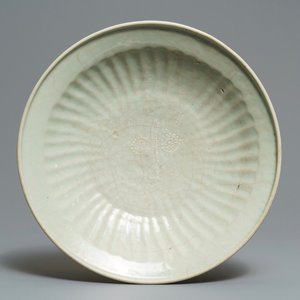 Een Chinese Swatow celadon schotel met slibversiering, Ming — foto 1