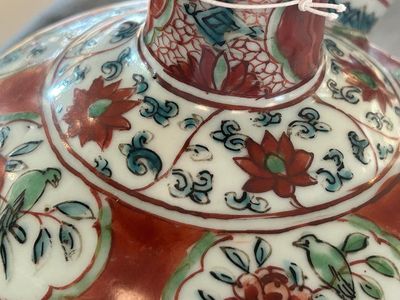 Een Chinese Swatow kendi met ornamentaal decor, Ming — foto 8