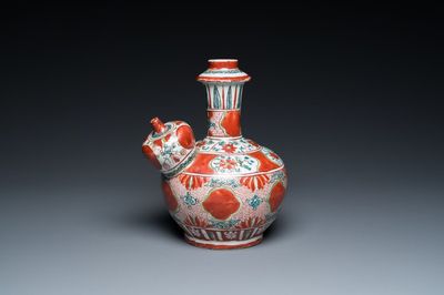 Een Chinese Swatow kendi met ornamentaal decor, Ming