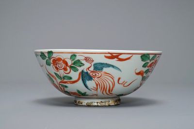 Een Chinese Swatow kom met feniksen en een draak, Ming