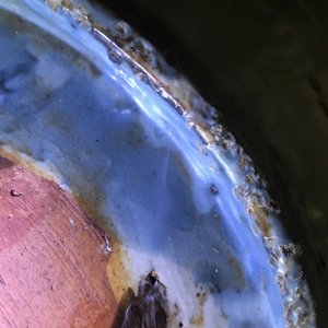 Een Chinese Swatow schotel met slibversiering op blauwe fond, Ming — foto 17