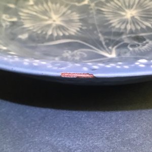 Een Chinese Swatow schotel met slibversiering op blauwe fond, Ming — foto 21