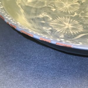 Een Chinese Swatow schotel met slibversiering op blauwe fond, Ming — foto 22