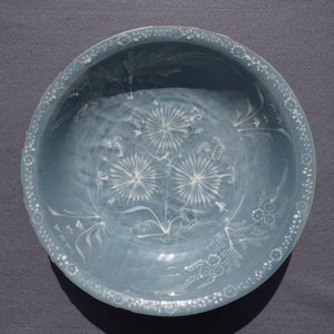 Een Chinese Swatow schotel met slibversiering op blauwe fond, Ming — foto 25
