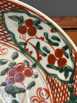 Een Chinese Swatow wucai bord met een feniks, Ming — foto 4