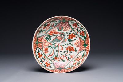 Een Chinese Swatow wucai bord met een feniks, Ming
