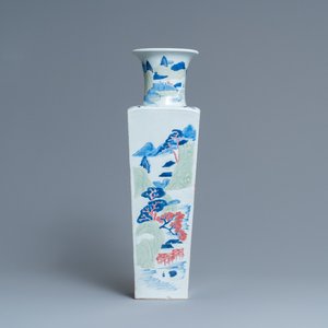 Een Chinese taps oplopende vierkante vaas met blauw-wit, celadon en koperrood decor, Kangxi — foto 1