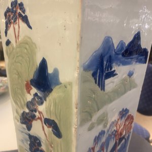 Een Chinese taps oplopende vierkante vaas met blauw-wit, celadon en koperrood decor, Kangxi — foto 17
