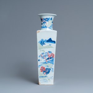Een Chinese taps oplopende vierkante vaas met blauw-wit, celadon en koperrood decor, Kangxi — foto 2
