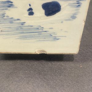 Een Chinese taps oplopende vierkante vaas met blauw-wit, celadon en koperrood decor, Kangxi — foto 27
