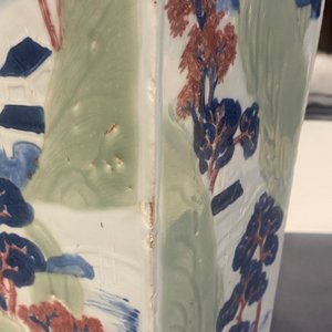 Een Chinese taps oplopende vierkante vaas met blauw-wit, celadon en koperrood decor, Kangxi — foto 30