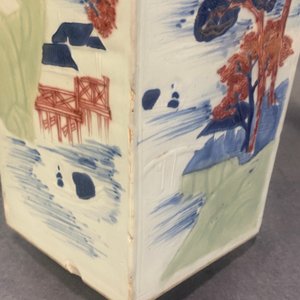 Een Chinese taps oplopende vierkante vaas met blauw-wit, celadon en koperrood decor, Kangxi — foto 32