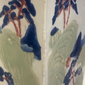 Een Chinese taps oplopende vierkante vaas met blauw-wit, celadon en koperrood decor, Kangxi — foto 35