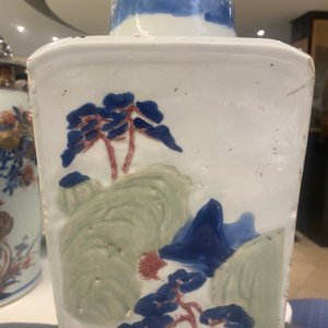 Een Chinese taps oplopende vierkante vaas met blauw-wit, celadon en koperrood decor, Kangxi — foto 40