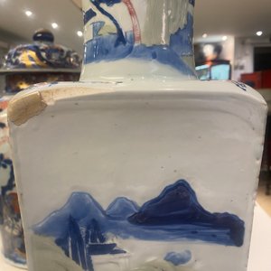 Een Chinese taps oplopende vierkante vaas met blauw-wit, celadon en koperrood decor, Kangxi — foto 45
