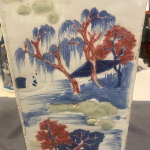 Een Chinese taps oplopende vierkante vaas met blauw-wit, celadon en koperrood decor, Kangxi — foto 48