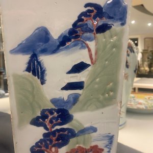 Een Chinese taps oplopende vierkante vaas met blauw-wit, celadon en koperrood decor, Kangxi — foto 55