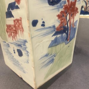Een Chinese taps oplopende vierkante vaas met blauw-wit, celadon en koperrood decor, Kangxi — foto 58