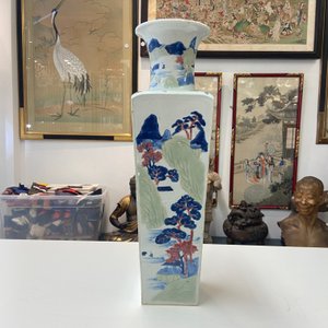 Een Chinese taps oplopende vierkante vaas met blauw-wit, celadon en koperrood decor, Kangxi — foto 10