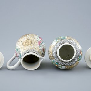 Een Chinese theebus en een dekselkannetje met verguld grisaille decor, Yongzheng, 1723-1735 — foto 3