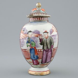 Een Chinese theebus met deksel met mandarijns decor, Qianlong, 18e eeuw — foto 1