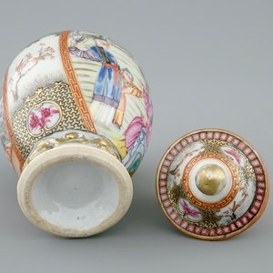 Een Chinese theebus met deksel met mandarijns decor, Qianlong, 18e eeuw — foto 2