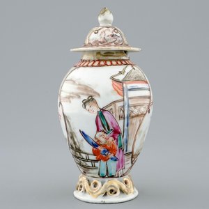 Een Chinese theebus met deksel met mandarijns decor, Qianlong, 18e eeuw — foto 1
