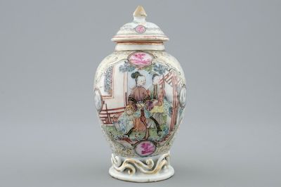 Een Chinese theebus met deksel met mandarijns decor, Qianlong, 18e eeuw