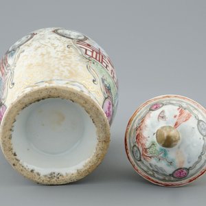 Een Chinese theebus met deksel met mandarijns decor, Qianlong, 18e eeuw — foto 2