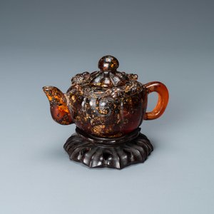Een Chinese theepot in amber op houten 'lotus' sokkel, 19e eeuw — foto 1
