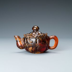 Een Chinese theepot in amber op houten 'lotus' sokkel, 19e eeuw — foto 3