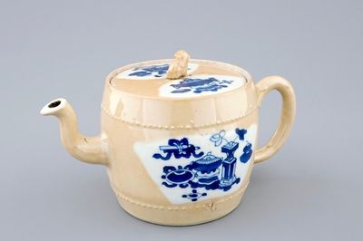 Een Chinese theepot in blauw-wit op zeemleer fondkleur, Kangxi